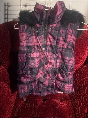 Women’s Plaid Puffer Vest with Faux Fur Trim - Pink/Black